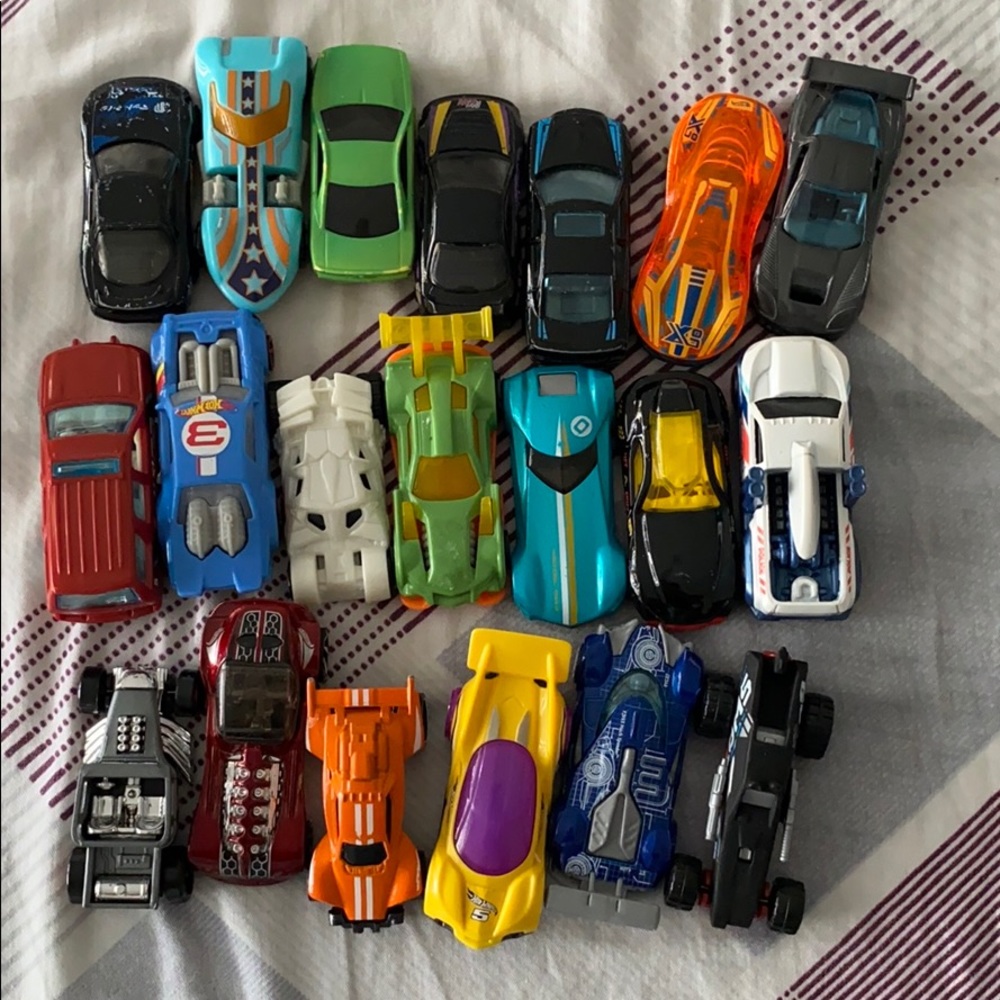 20 random HOT WHEELS ONLY